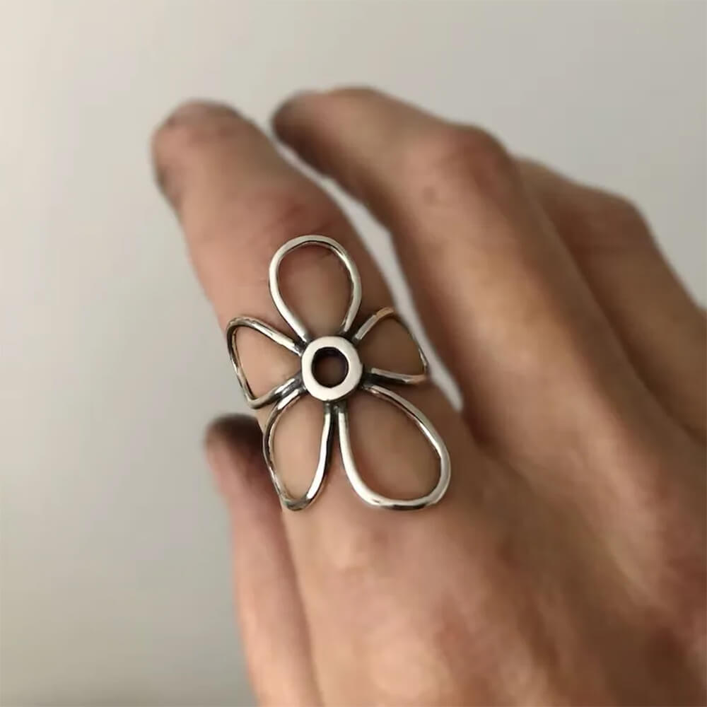 Indie Daisy Loop Ring